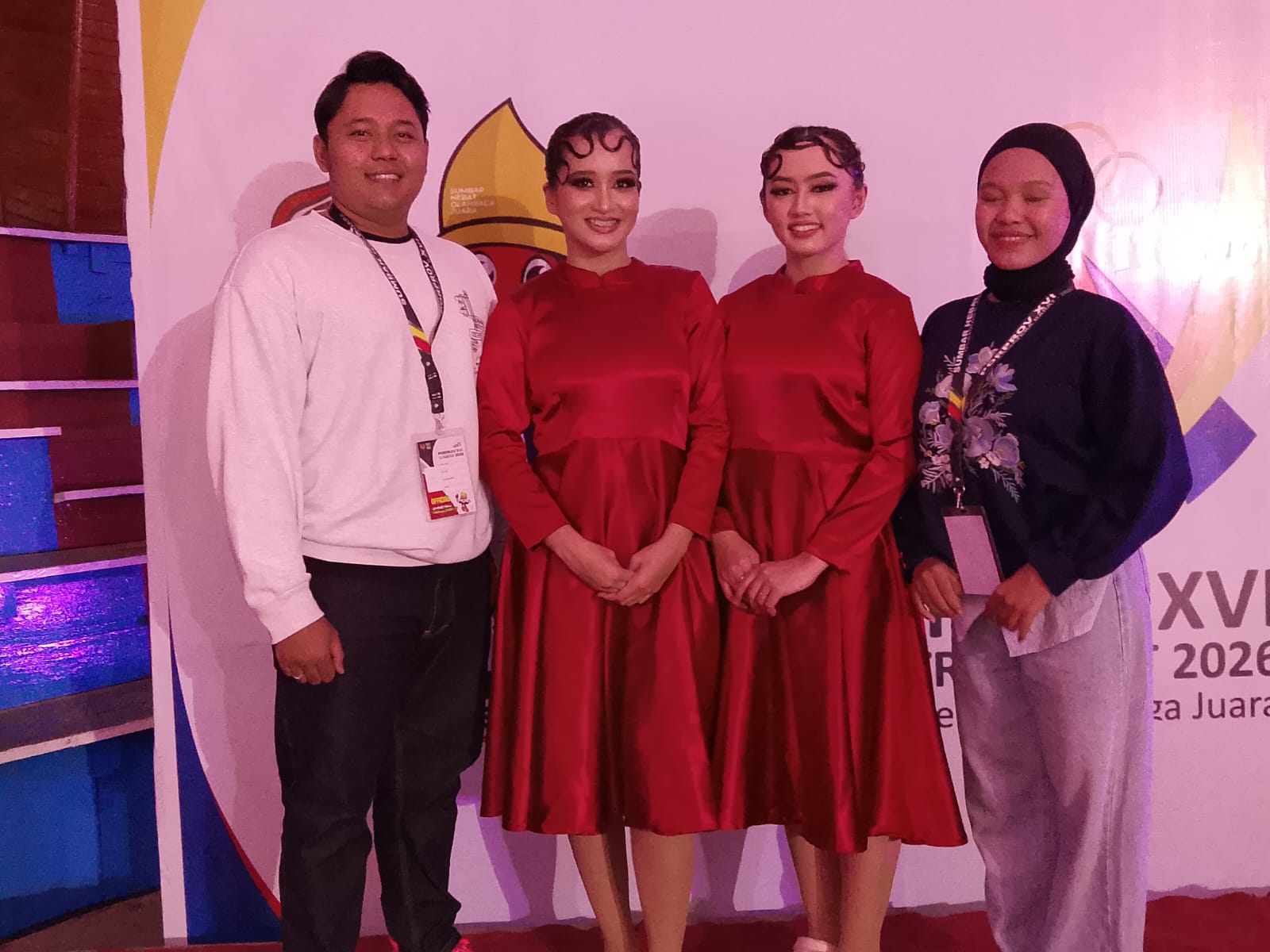  Pelatih dan Atlit dance Sport Tanahdatar foto bersama jelang partai final. (chandra antoni)